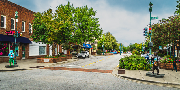 Main Street Hendersonville along Blue Ridge Mountain Getaway.